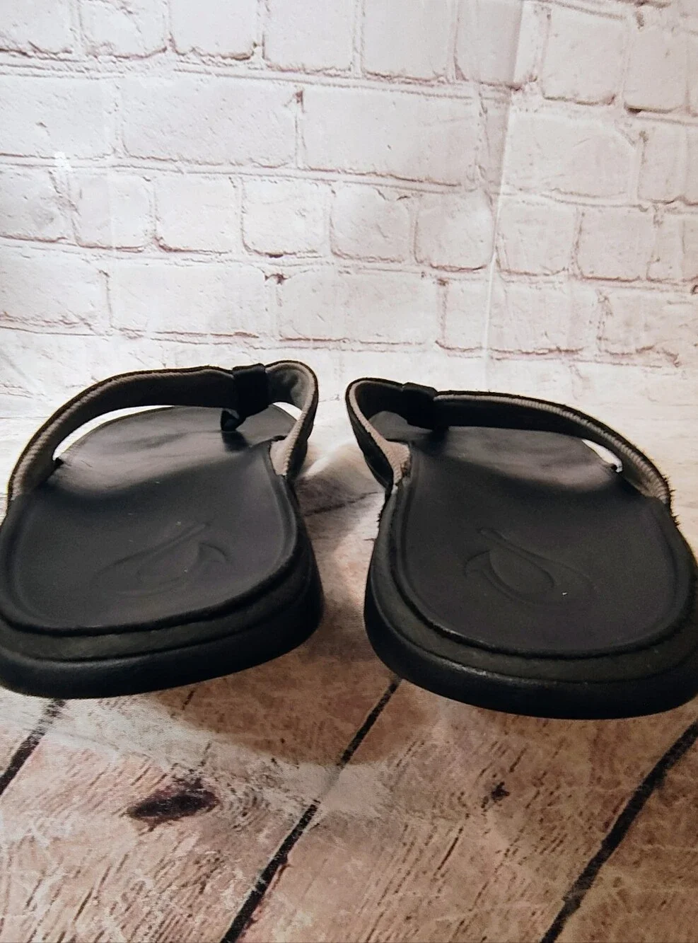 Olukai Tuahine Black Sz 10 Flip Flops Sandals